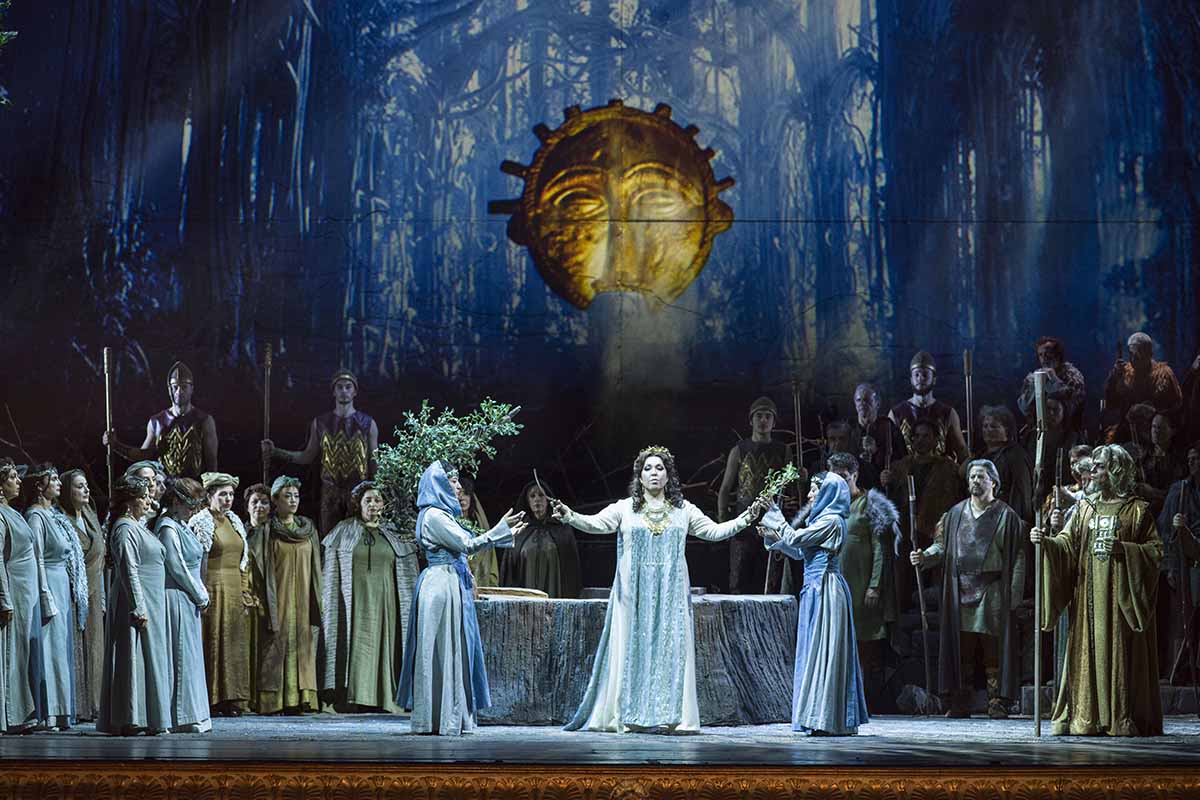 Atmosfere fantasy e belle voci per la “Norma” di Napoli